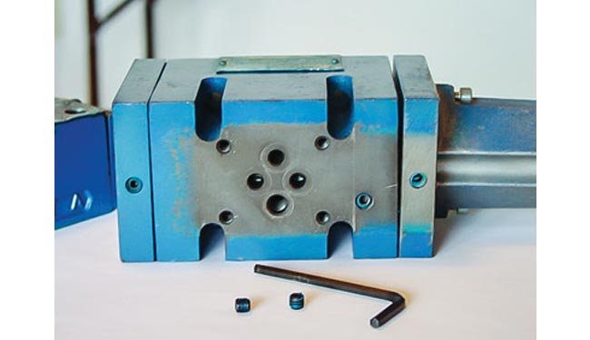 可以使用内六角扳手卸下先导塞